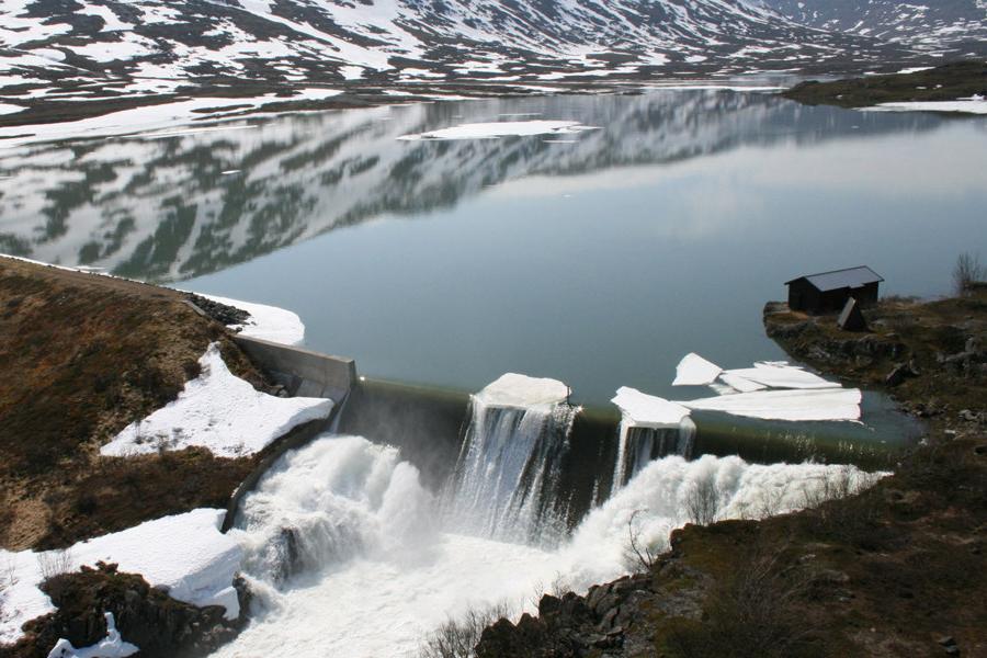 Norddalen dam in snowy surroundings.
